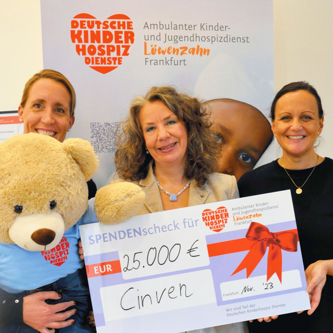 Zwei Frauen der Cinven Foundation überreichen Scheck an Löwenzahn Frankfurt