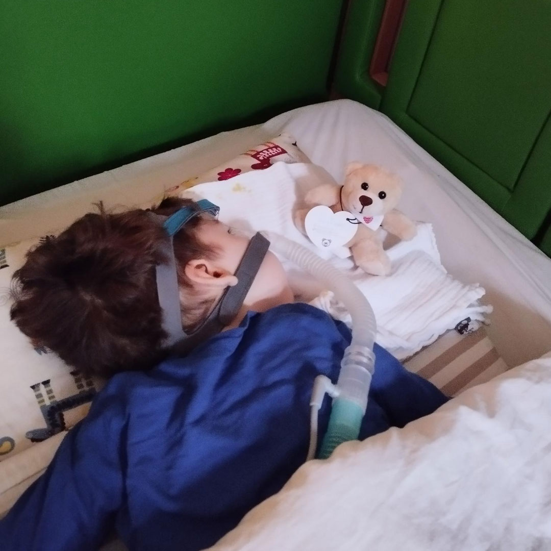 Kind Emil mit einem Sauerstoffgerät